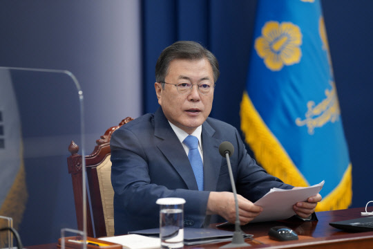 문재인 대통령이 15일 청와대에서 열린 수석·보좌관 회의에서 발언하고 있다. 연합뉴스.